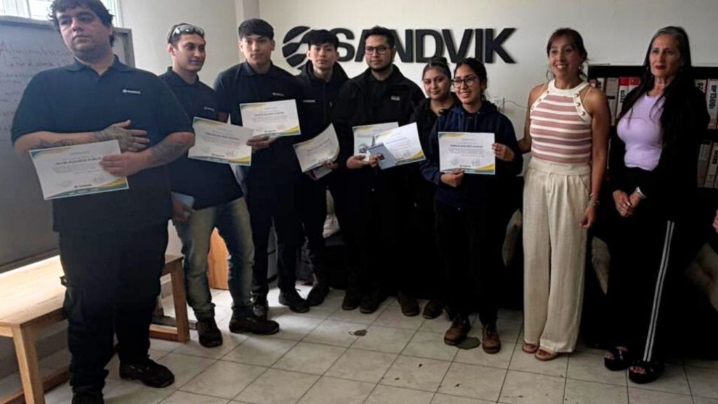 Entregan certificados a jóvenes pasantes en la empresa Sandvik