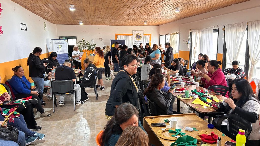 El Club de Leones brindó un taller navideño en el CIC Centenario