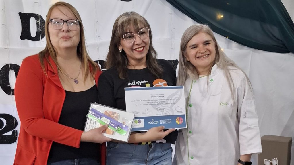 El CIM entregó certificados de finalización de talleres de panadería, pastelería y peluquería