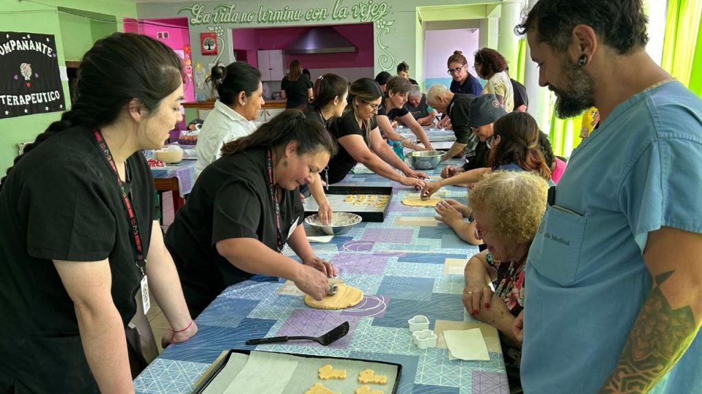 Elaboración de galletitas navideñas en el Hogar de Ancianos