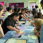 Elaboración de galletitas navideñas en el Hogar de Ancianos