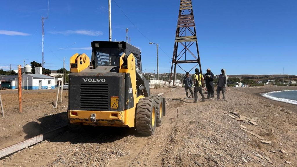 Continúan los trabajos de bacheo e inician nuevo sendero en la Costanera