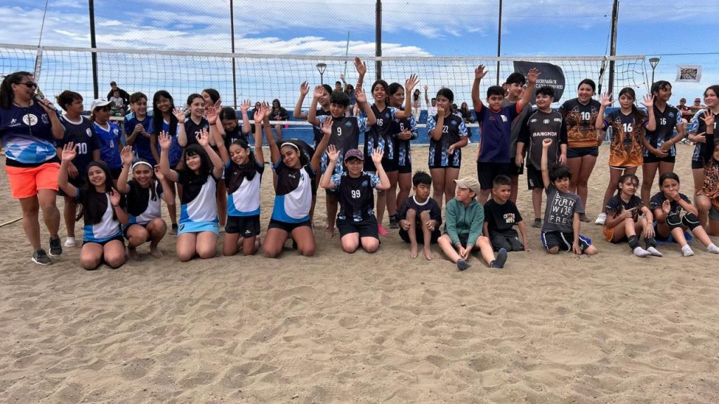 Los Juegos de Verano sumaron el primer encuentro de Mini Vóley Beach