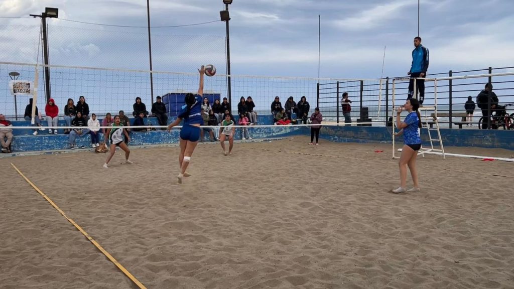 Gran cierre del torneo de vóley beach en la costanera local