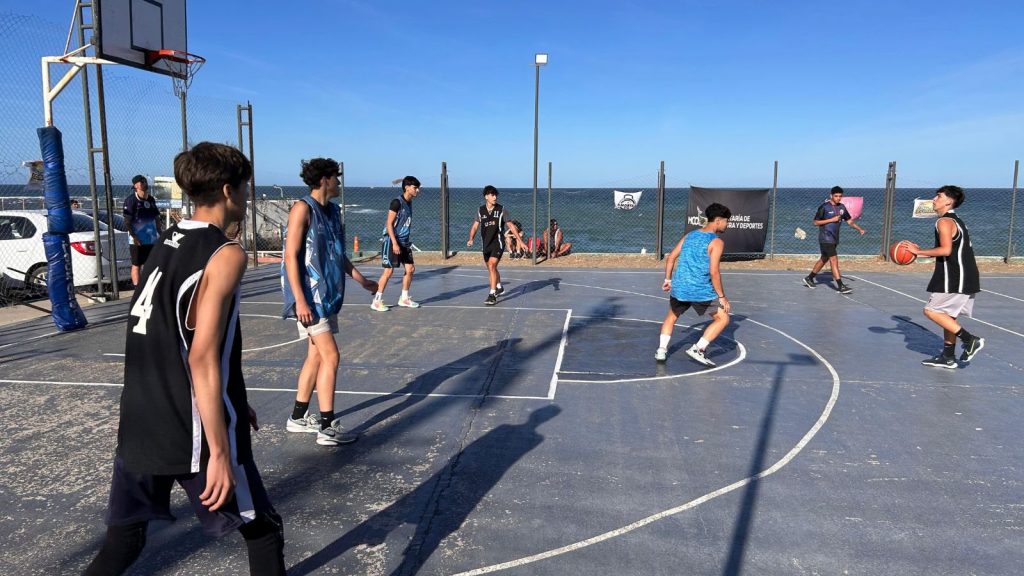 Torneo de basquet 3×3 en la costanera local