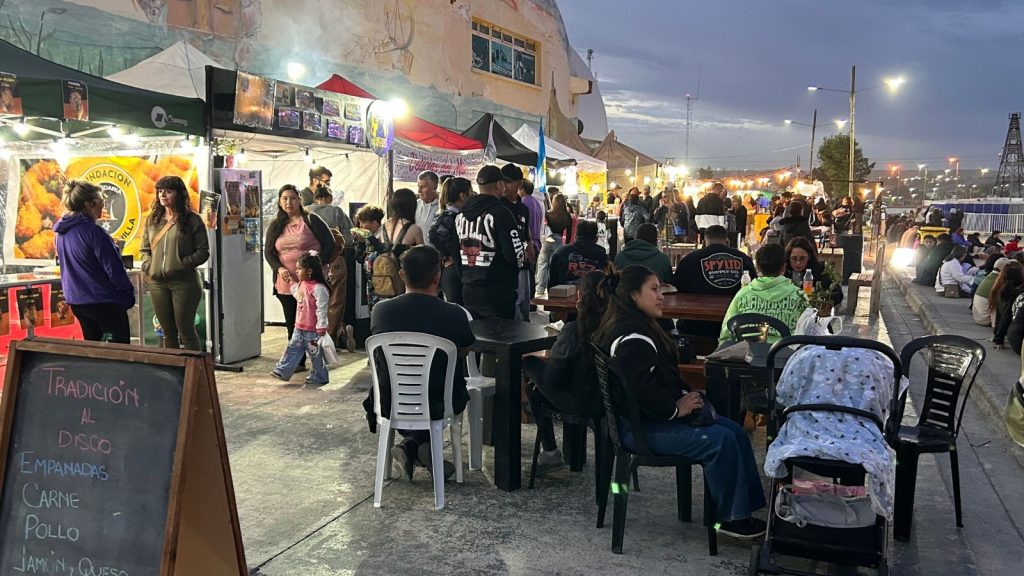 Caletenses disfrutan de la Costanera con propuestas culturales y gastronómicas