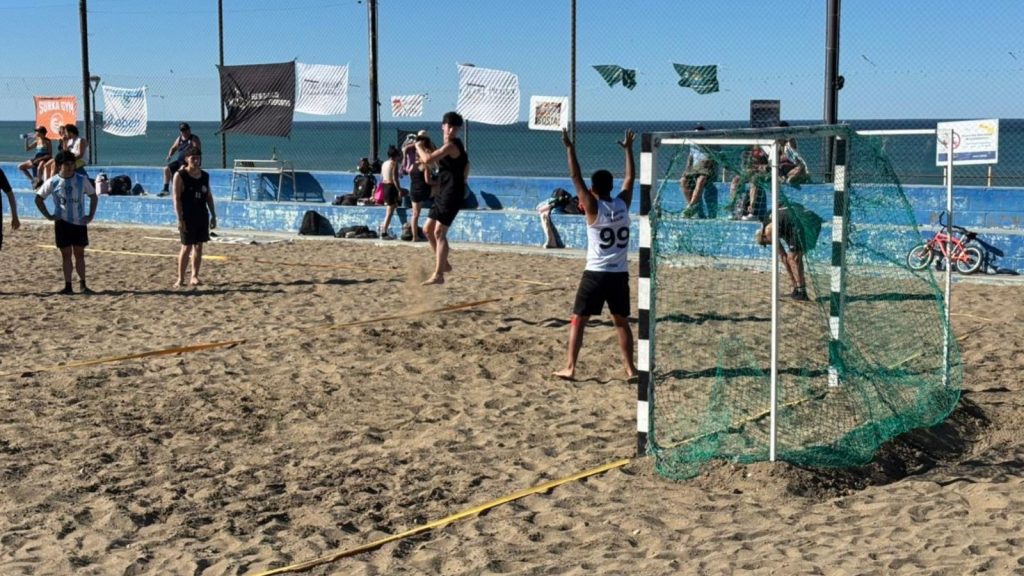 Caleta Olivia vive el Beach Handball en el microestadio de la Costanera