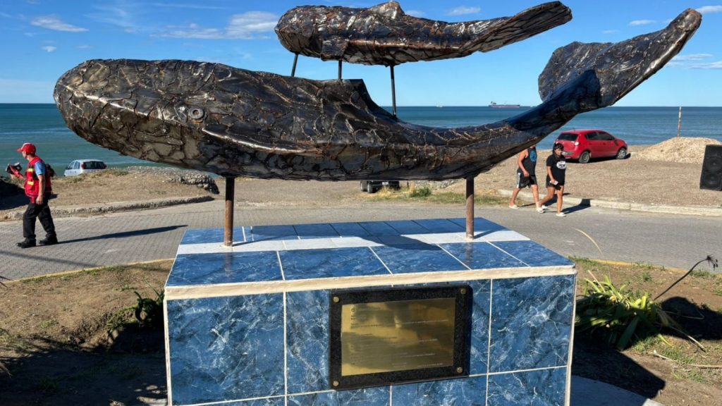 El Municipio acompañó el emplazamiento de la escultura “La Ballena” en el acceso al barrio Mar del Plata