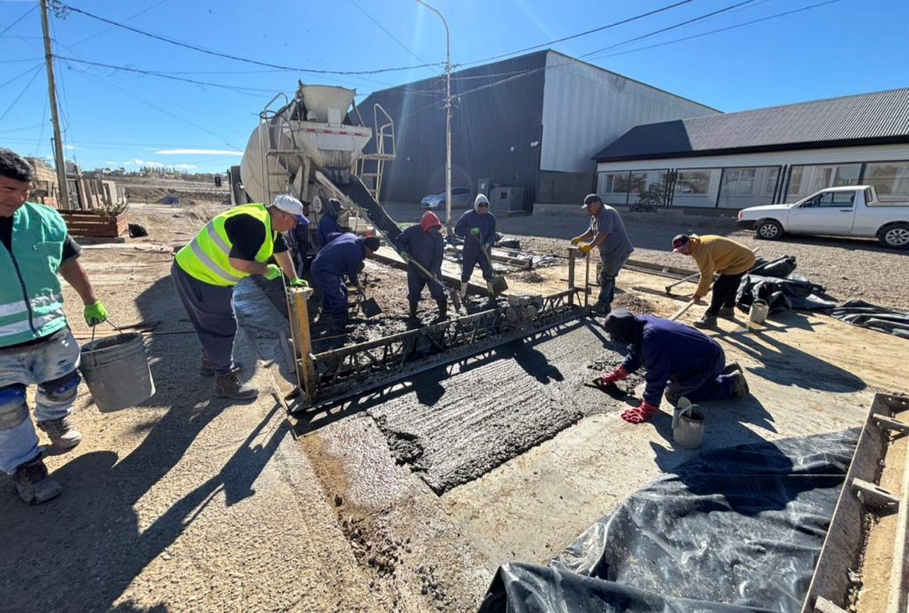 Se despliegan obras de hormigonado y adoquinado en varios puntos de la ciudad