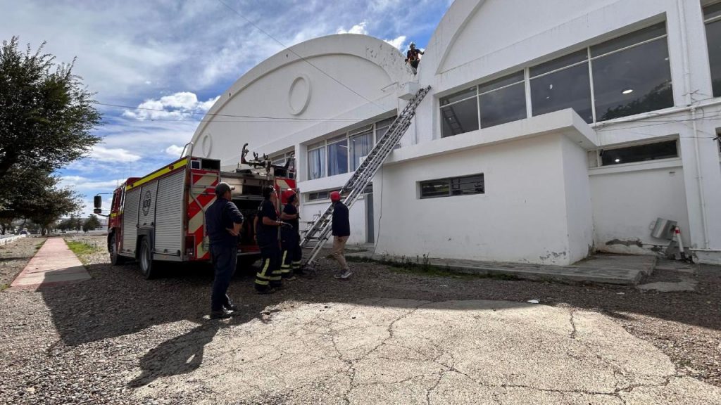 Inician un relevamiento para la reparación del techo del Complejo Deportivo Municipal