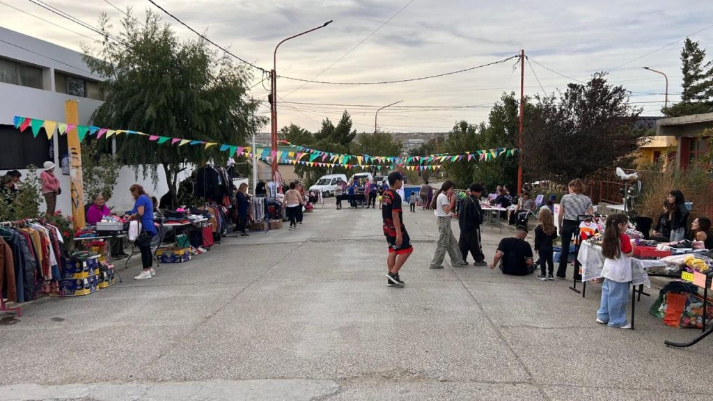 El CIC Centenario realizó una entretenida kermés y feria americana