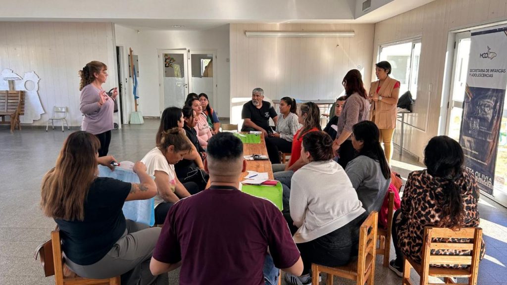 Realizan taller sobre derechos de niñez para padres de alumnos del Jardín Maternal “Manitas Traviesas”