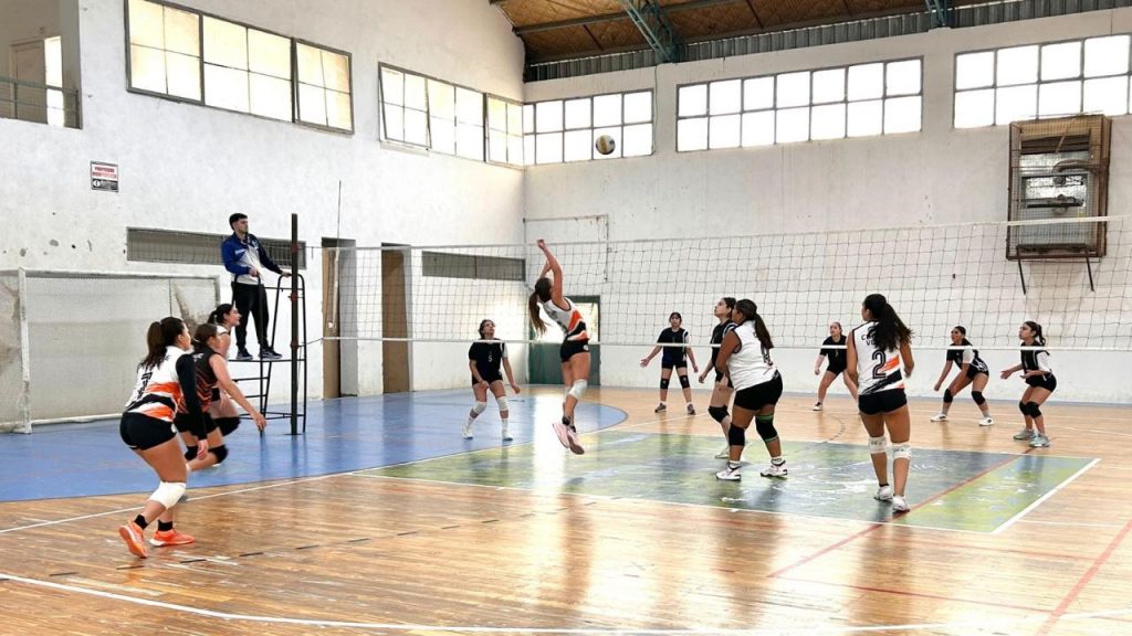 La Liga Municipal de Vóley “Calentando Motores” inició con gran participación de equipos y público