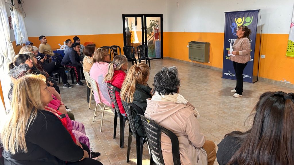 Brindan taller para fortalecer vínculos entre adultos, niños y adolescentes