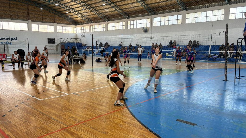 Caleta Olivia dio inicio a la Liga Municipal de Vóley con gran participación regional
