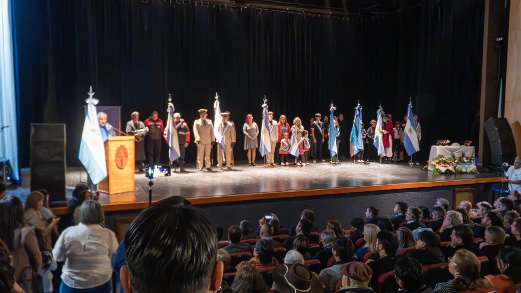 Con un emotivo acto en el Centro Cultural, Caleta Olivia rindió homenaje a los Veteranos y Caídos en Malvinas