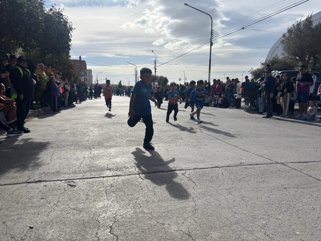 Caleta Olivia malviniza a través del deporte: exitosa convocatoria en la corrida «Mini Malvinas»