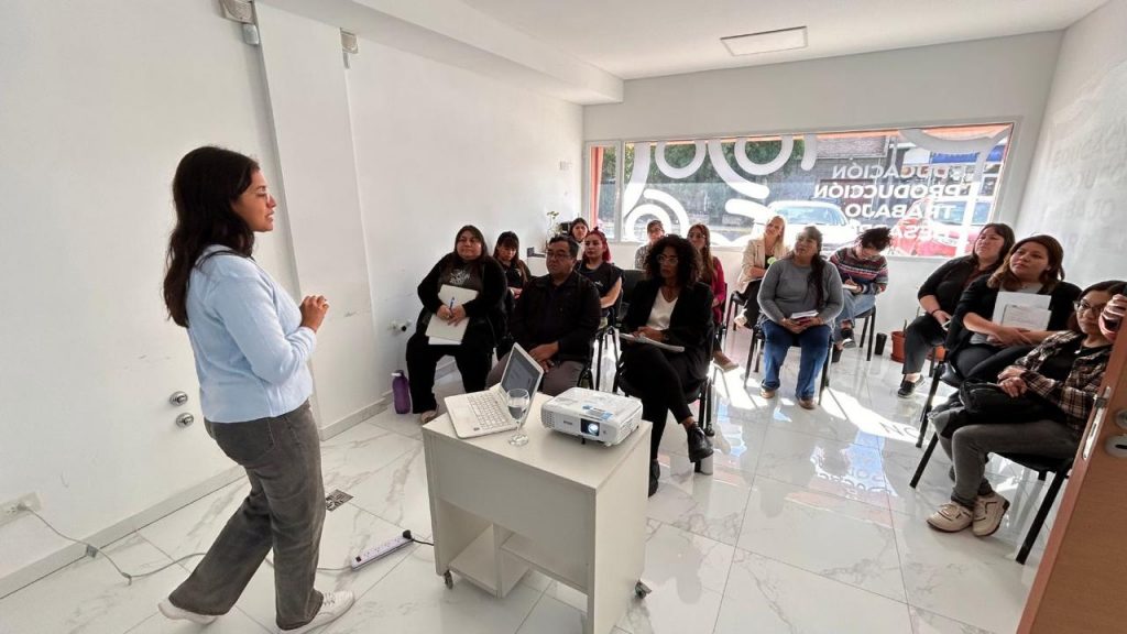 Brindan capacitación en herramientas de Office a empleados municipales