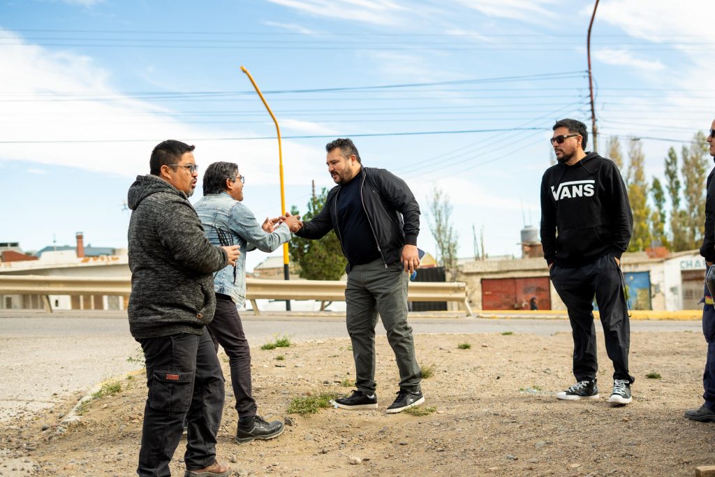 Se avanza en la colocación del semáforo en la intersección de Avenida Mitre y calle Antártida Argentina