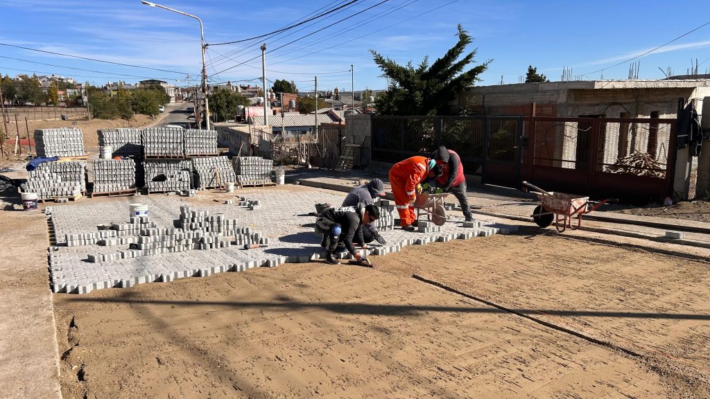Avanzan obras de adoquinado en barrio 3 de febrero y mejoras en el Natatorio y Complejo Deportivo Municipal
