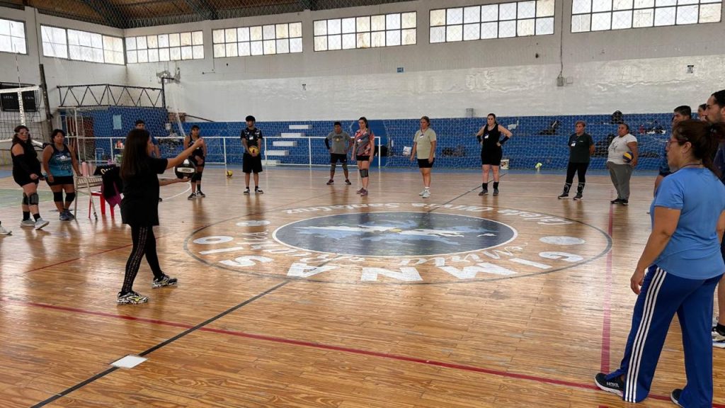 Caleta Olivia fue sede de la primera clínica patagónica de cachibol con participación regional