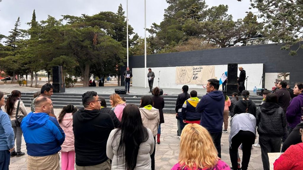 Caleta Olivia realizó un homenaje al Papa Francisco en la plaza “20 de Noviembre”