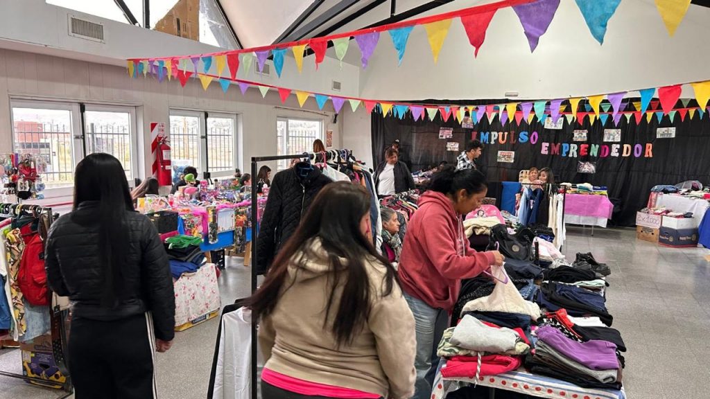 Comenzó la “Feria Impulso” en el CIC Rotary 23 con gran participación de emprendedores y vecinos