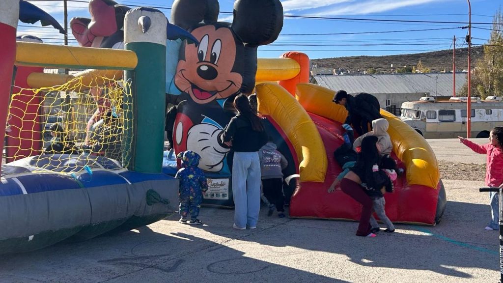 “La Periferia” solidaria reunió donaciones y actividades recreativas en la plaza del barrio Rotary 23