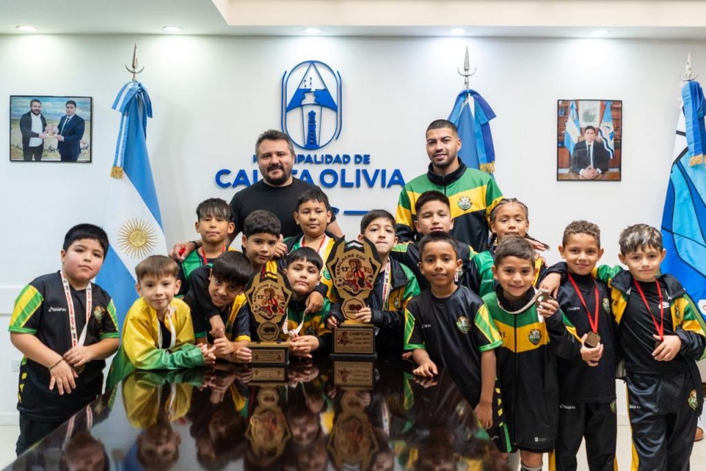 El intendente recibió a la Escuela de Fútbol Infantil Austral tras su participación en la Bariloche Cup