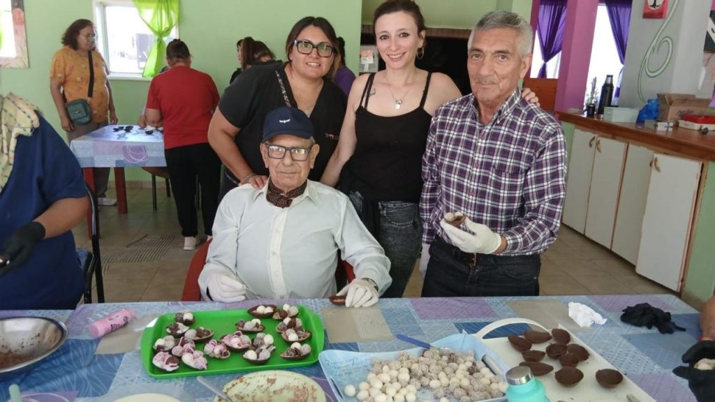 Realizaron taller de elaboración de huevos de Pascua en el Hogar de Ancianos “Nuevo Amanecer”