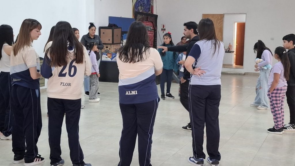 Alumnos de la Escuela Adventista impulsan actividad recreativa en el CIJ del barrio 3 de Febrero