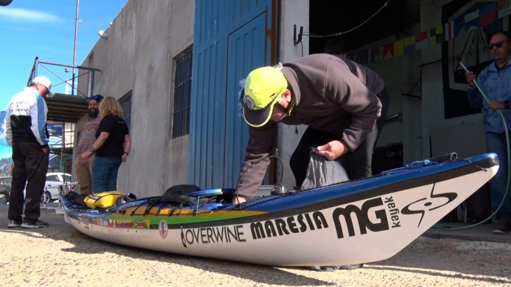 Caleta Olivia recibió al kayakista brasileño Adelson Carneiro Rodrigues en su travesía hacia el sur