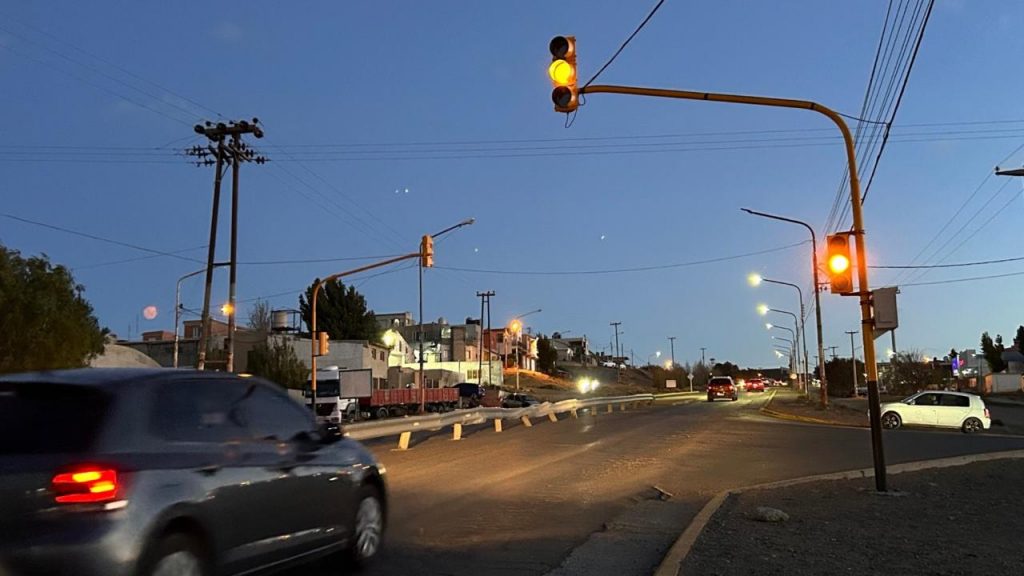 La Municipalidad inauguró nuevo cruce semáforico en un punto clave de la ciudad