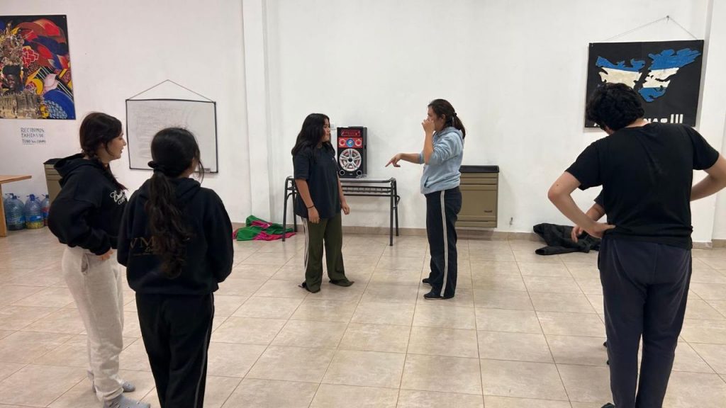 Taller de Teatro Musical en el CIJ 3 de Febrero con apoyo de la Municipalidad