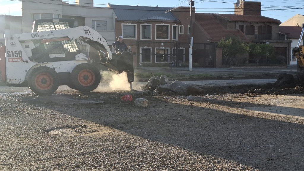 Iniciaron trabajos de reparación de bache en la avenida Eva Perón