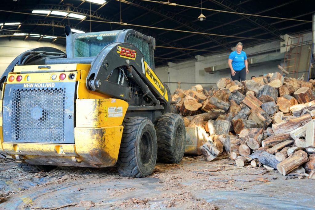 La Municipalidad continúa con la entrega de leña a familias en el marco del Plan Invernal