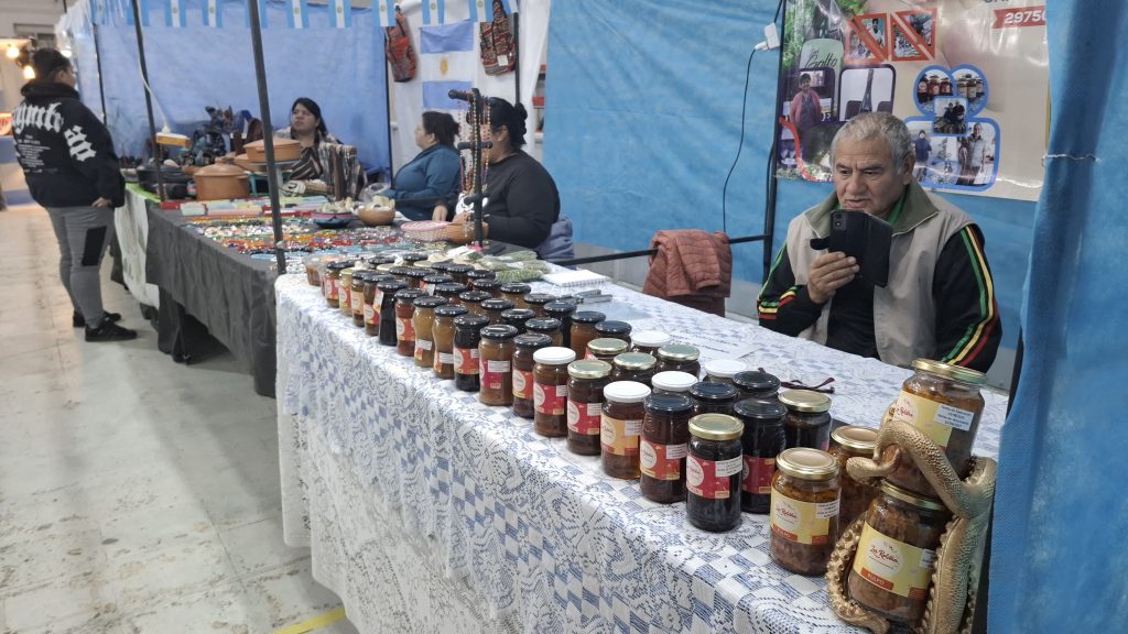 La Expo de Artesanos reúne a decenas de productores en el gimnasio Enrique Mosconi