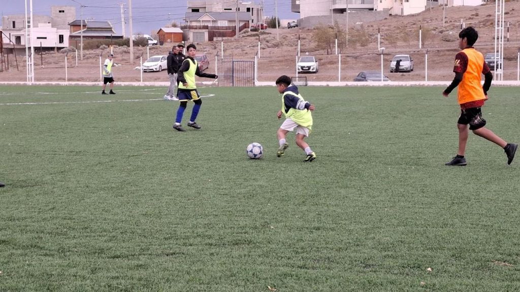 Independiente realizó pruebas de jugadores en Caleta Olivia con gran convocatoria de jóvenes futbolistas