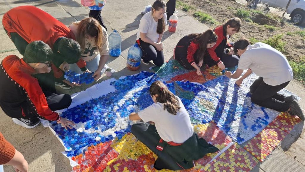 Juventud impulsa un mural colectivo por el Día Internacional de la Tierra