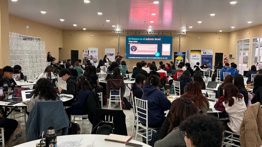 Con la participación de 15 escuelas comenzó la Hackathón Estudiantil