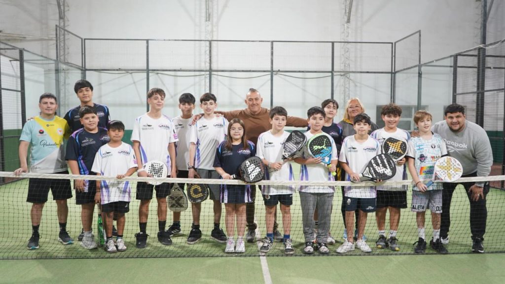 La Escuela Municipal de Pádel recibió nueva indumentaria para fortalecer su participación deportiva