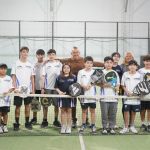 La Escuela Municipal de Pádel recibió nueva indumentaria para fortalecer su participación deportiva