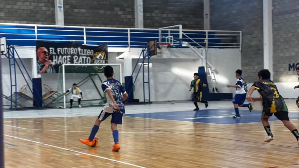El Torneo Pibes continúa convocando a familias y jóvenes en el gimnasio Pancho Cerda