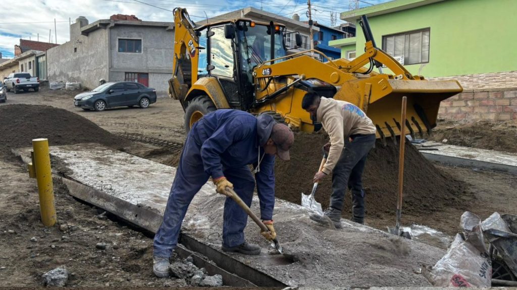 Municipio y vecinos avanzan con una obra de adoquinado en el barrio 3 de febrero