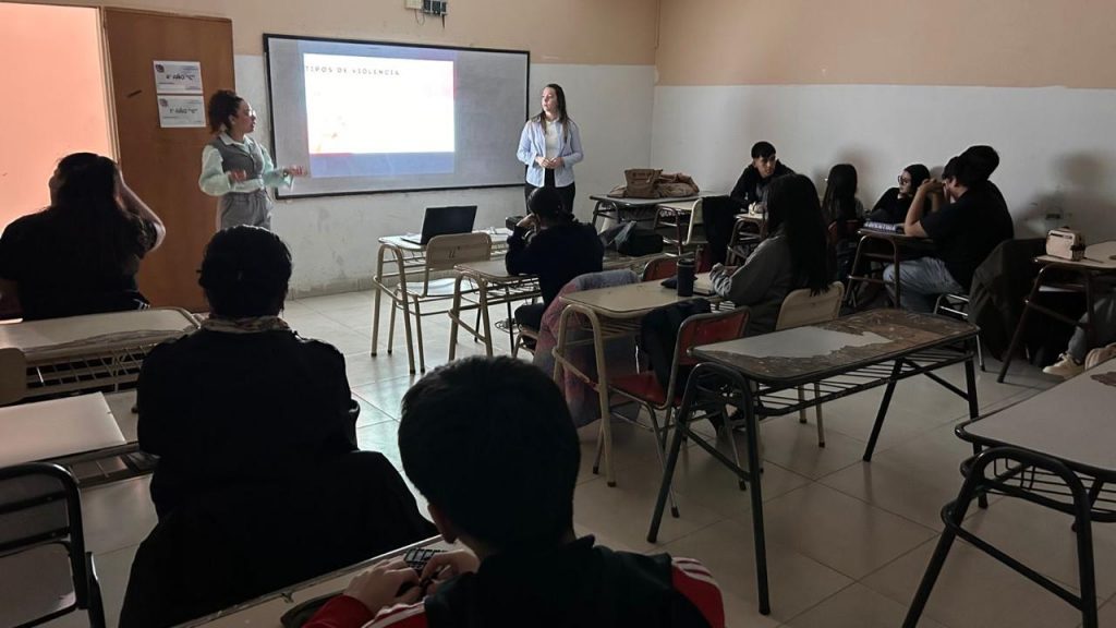 Se desarrolla una capacitación sobre “Violencia en el Noviazgo” en el Colegio Leopoldo Lugones