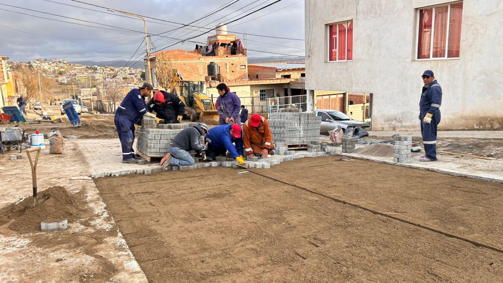 Avanza la colocación de adoquines en la calle Hielos Continentales del barrio 3 de Febrero