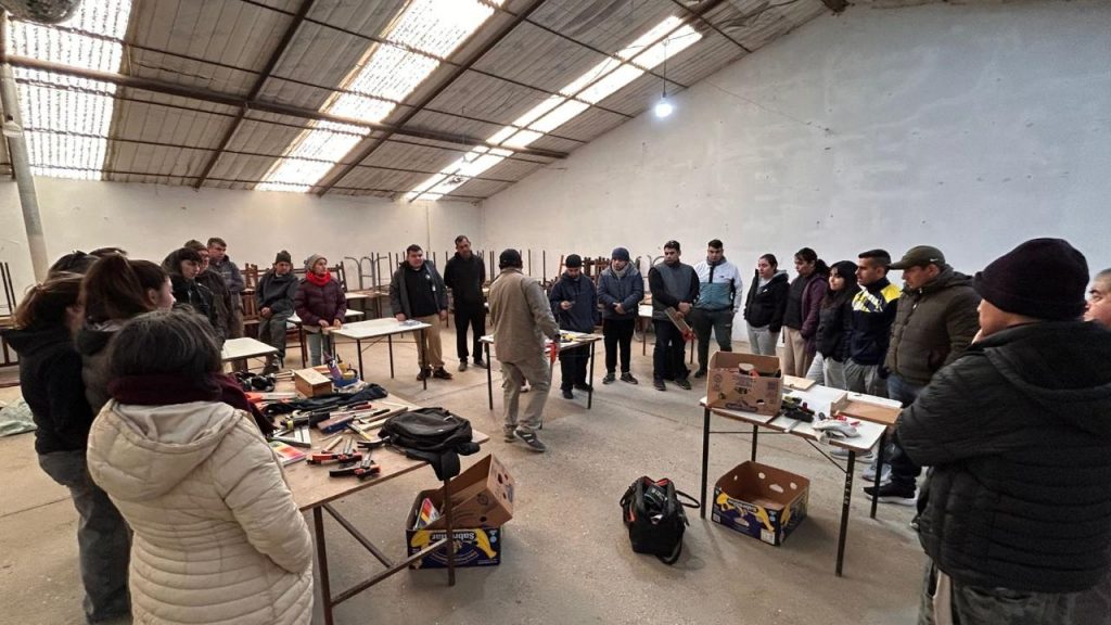La capacitación en Carpintería tuvo una importante convocatoria en la Unión Vecinal Zona de Chacras