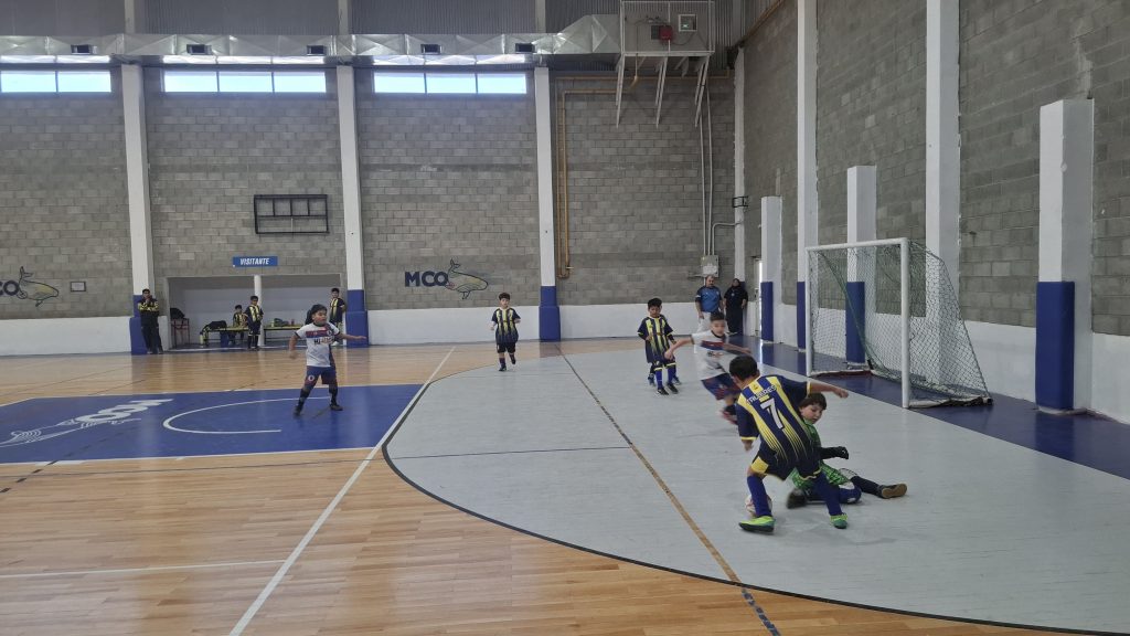 El Municipio acompaña una nueva jornada de fútbol infantil en el gimnasio Pancho Cerda