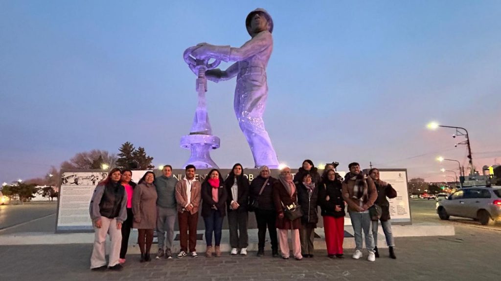 Jornada de sensibilización y encendido violeta para concientizar sobre el maltrato hacia las personas mayores