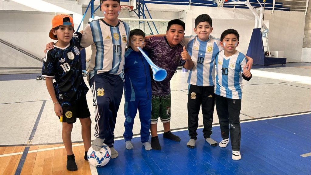 El Mundial en tu Barrio reunió a vecinos en el gimnasio Pancho Cerda para alentar a la Selección Argentina